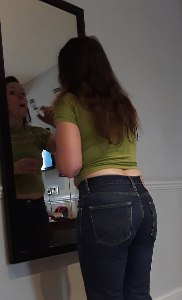 Die Frau in ihrer Levi's Sexiest Jeans.
 #97945432