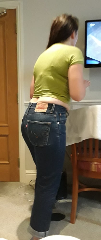 Die Frau in ihrer Levi's Sexiest Jeans.
 #97945447