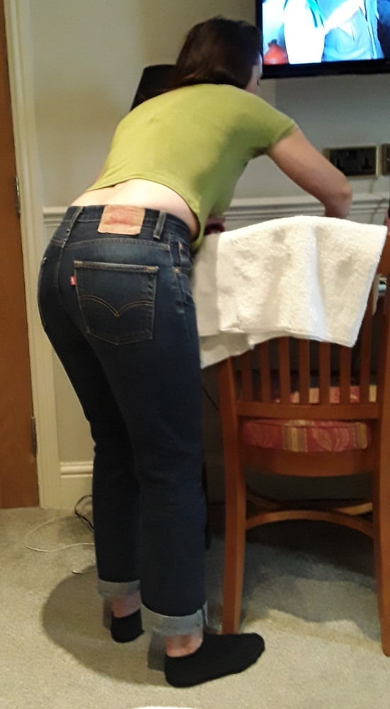 Die Frau in ihrer Levi's Sexiest Jeans.
 #97945452