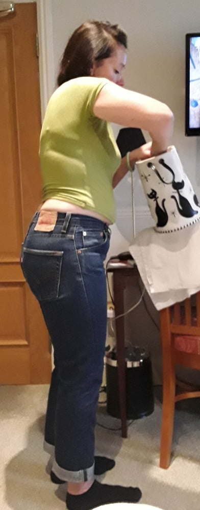 Die Frau in ihrer Levi's Sexiest Jeans.
 #97945455