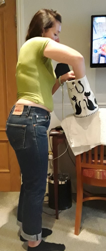 Die Frau in ihrer Levi's Sexiest Jeans.
 #97945458