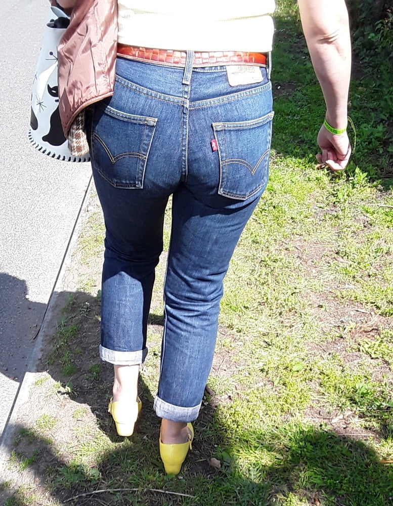 Die Frau in ihrer Levi's Sexiest Jeans.
 #97945497