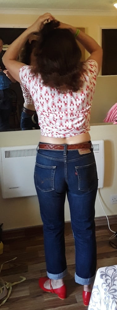 Die Frau in ihrer Levi's Sexiest Jeans.
 #97945506