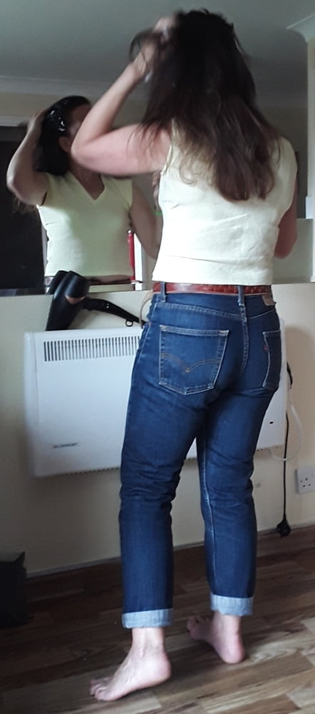 Die Frau in ihrer Levi's Sexiest Jeans.
 #97945514