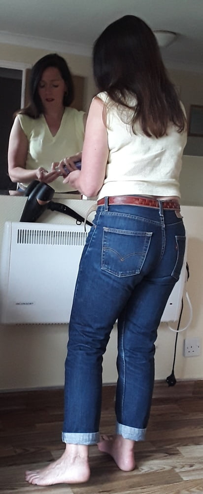 Die Frau in ihrer Levi's Sexiest Jeans.
 #97945520