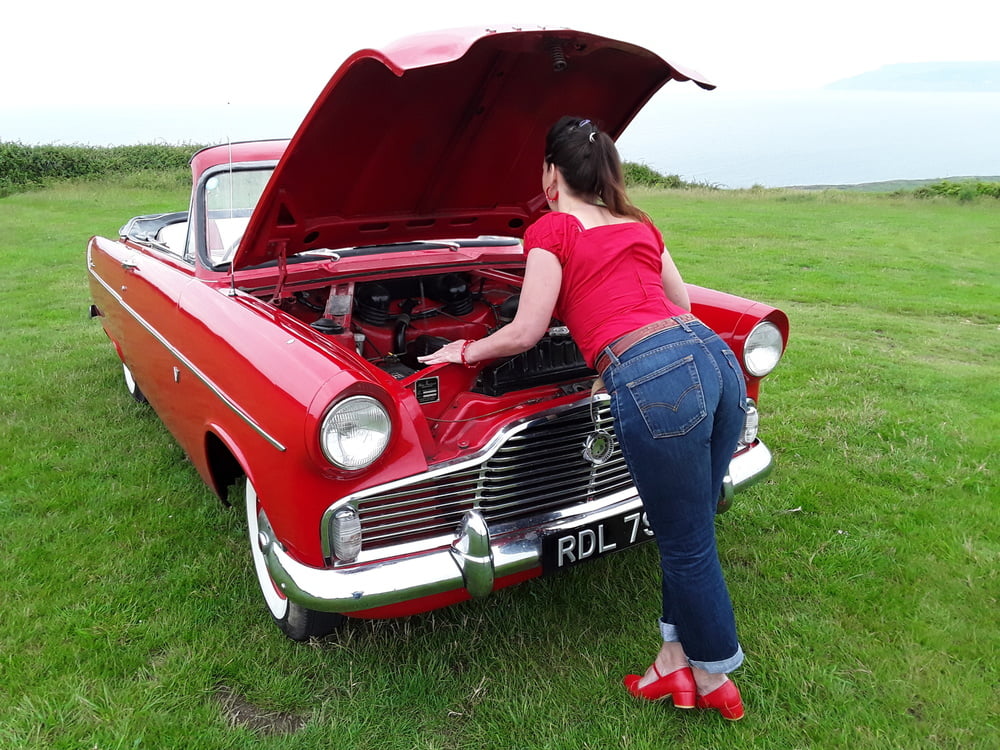 Die Frau in ihrer Levi's Sexiest Jeans.
 #97945565