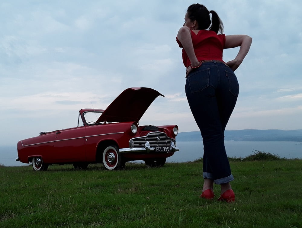 Die Frau in ihrer Levi's Sexiest Jeans.
 #97945648