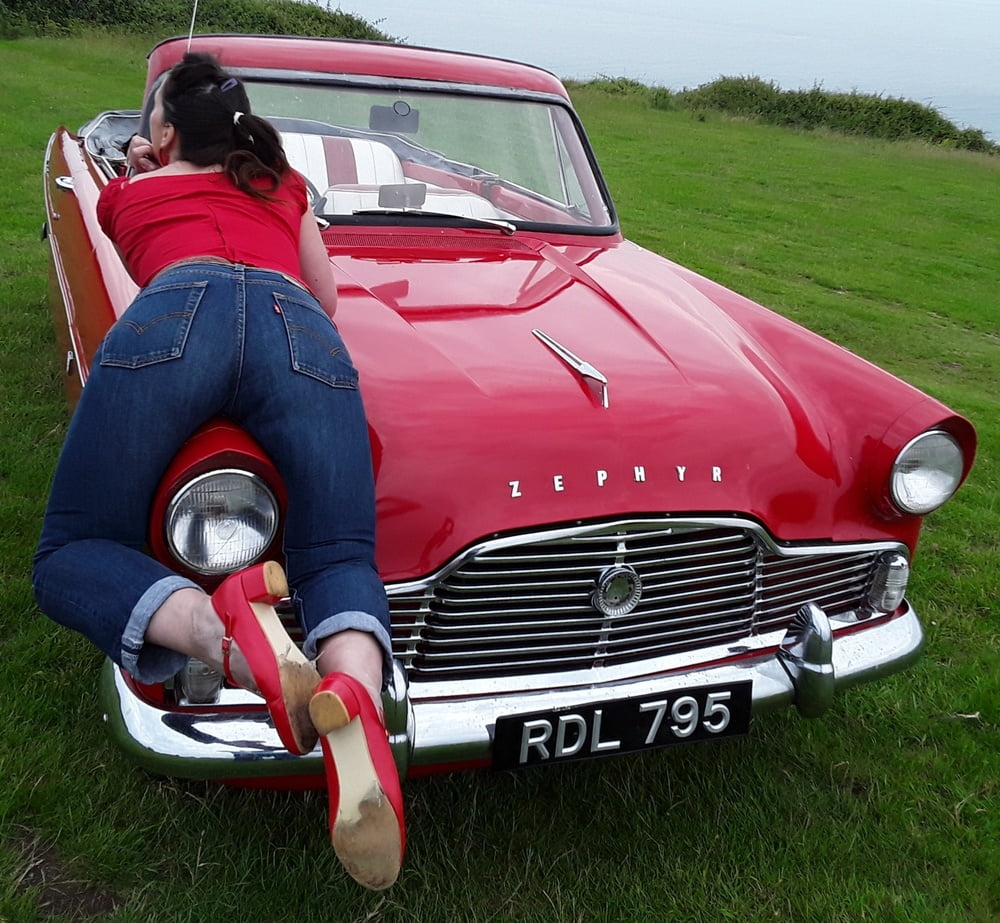 Die Frau in ihrer Levi's Sexiest Jeans.
 #97945662