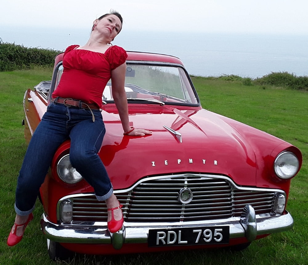 Die Frau in ihrer Levi's Sexiest Jeans.
 #97945699