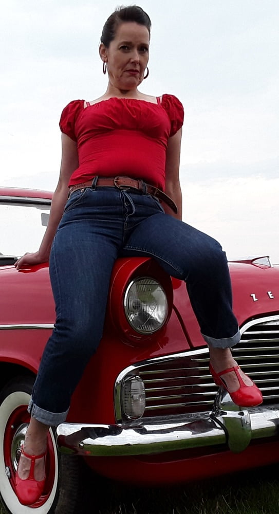 Die Frau in ihrer Levi's Sexiest Jeans.
 #97945702