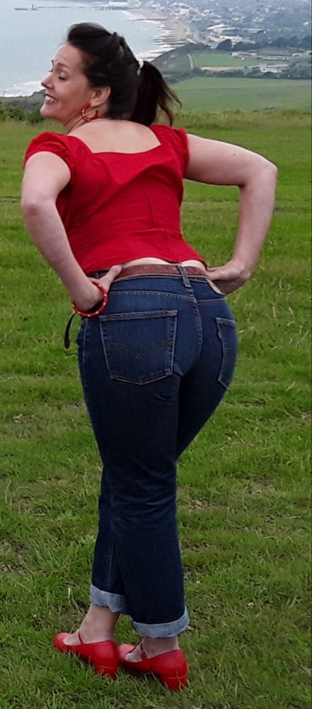 Die Frau in ihrer Levi's Sexiest Jeans.
 #97945735