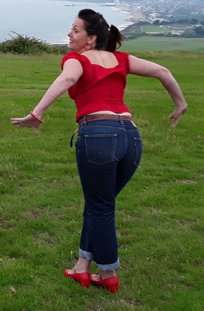 Die Frau in ihrer Levi's Sexiest Jeans.
 #97945741