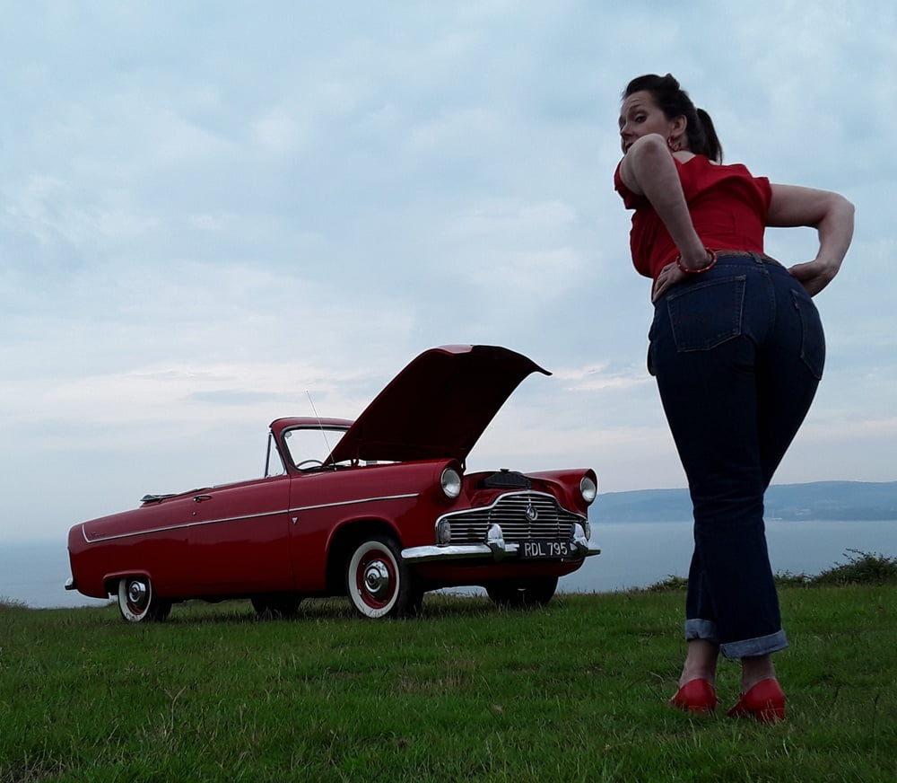 Die Frau in ihrer Levi's Sexiest Jeans.
 #97945747