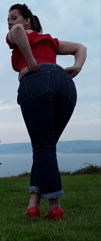 Die Frau in ihrer Levi's Sexiest Jeans.
 #97945750