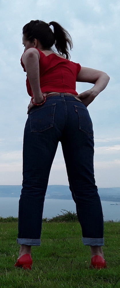 Die Frau in ihrer Levi's Sexiest Jeans.
 #97945758