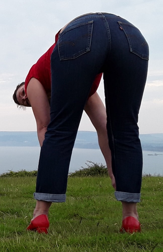 Die Frau in ihrer Levi's Sexiest Jeans.
 #97945770