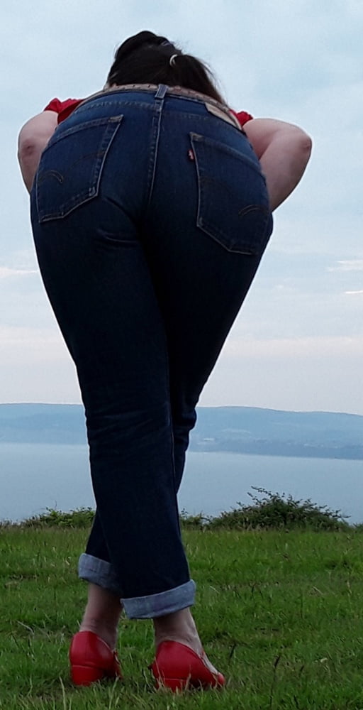 Die Frau in ihrer Levi's Sexiest Jeans.
 #97945776