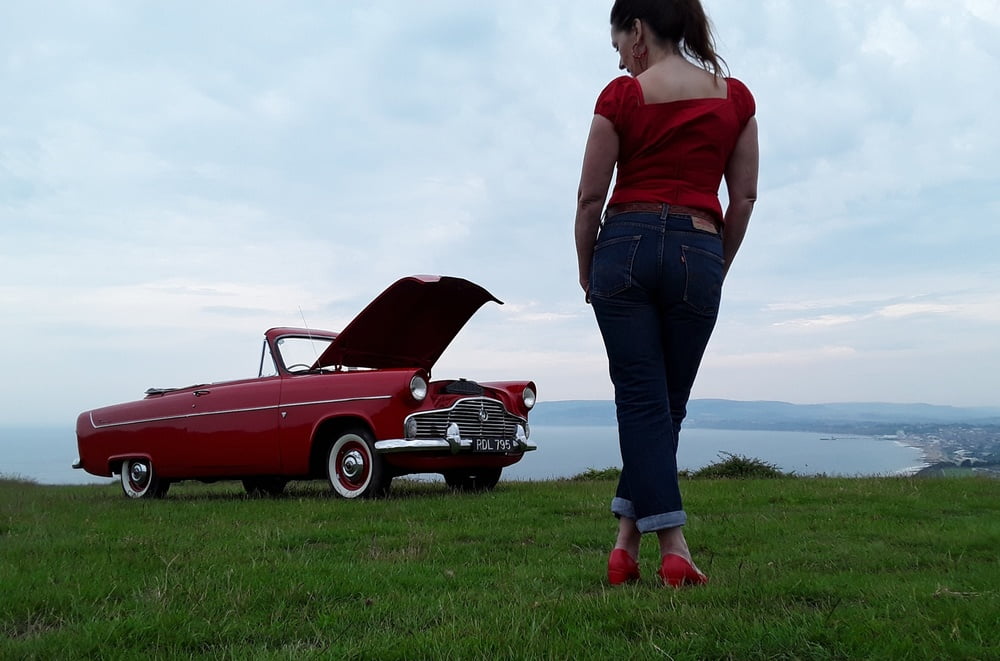 Die Frau in ihrer Levi's Sexiest Jeans.
 #97945779