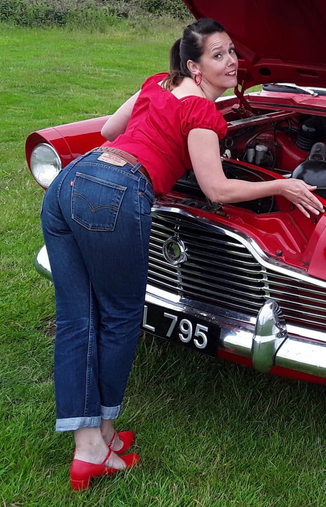 Die Frau in ihrer Levi's Sexiest Jeans.
 #97945794