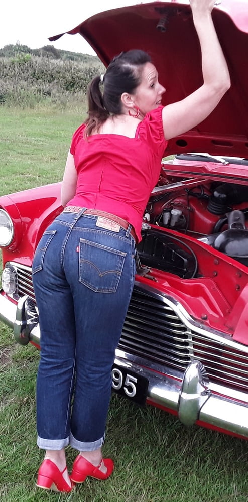 Die Frau in ihrer Levi's Sexiest Jeans.
 #97945803