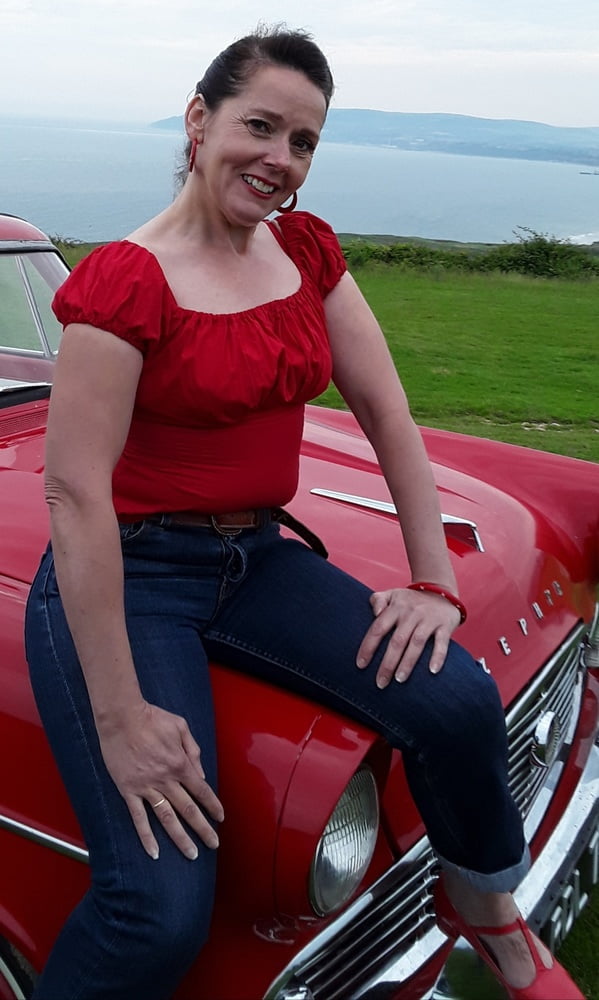 Die Frau in ihrer Levi's Sexiest Jeans.
 #97945850