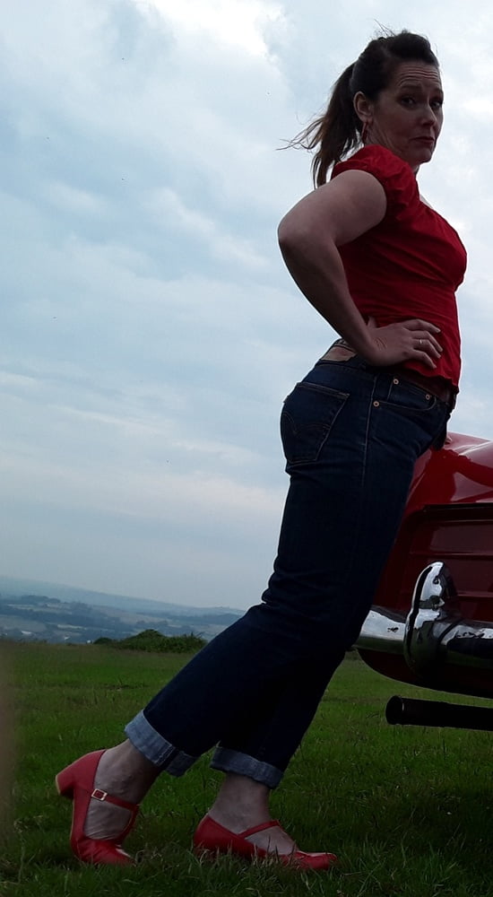 Die Frau in ihrer Levi's Sexiest Jeans.
 #97945862