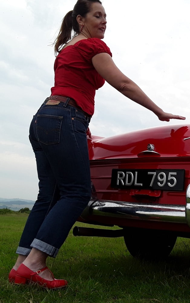 Die Frau in ihrer Levi's Sexiest Jeans.
 #97945865