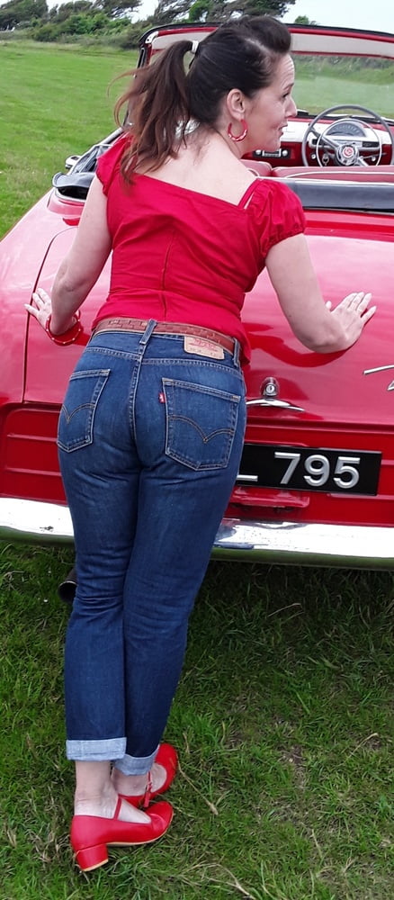 Die Frau in ihrer Levi's Sexiest Jeans.
 #97945880