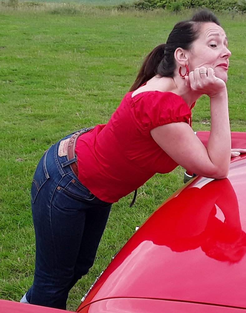 Die Frau in ihrer Levi's Sexiest Jeans.
 #97945889