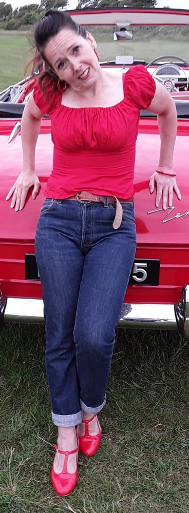 Die Frau in ihrer Levi's Sexiest Jeans.
 #97945906