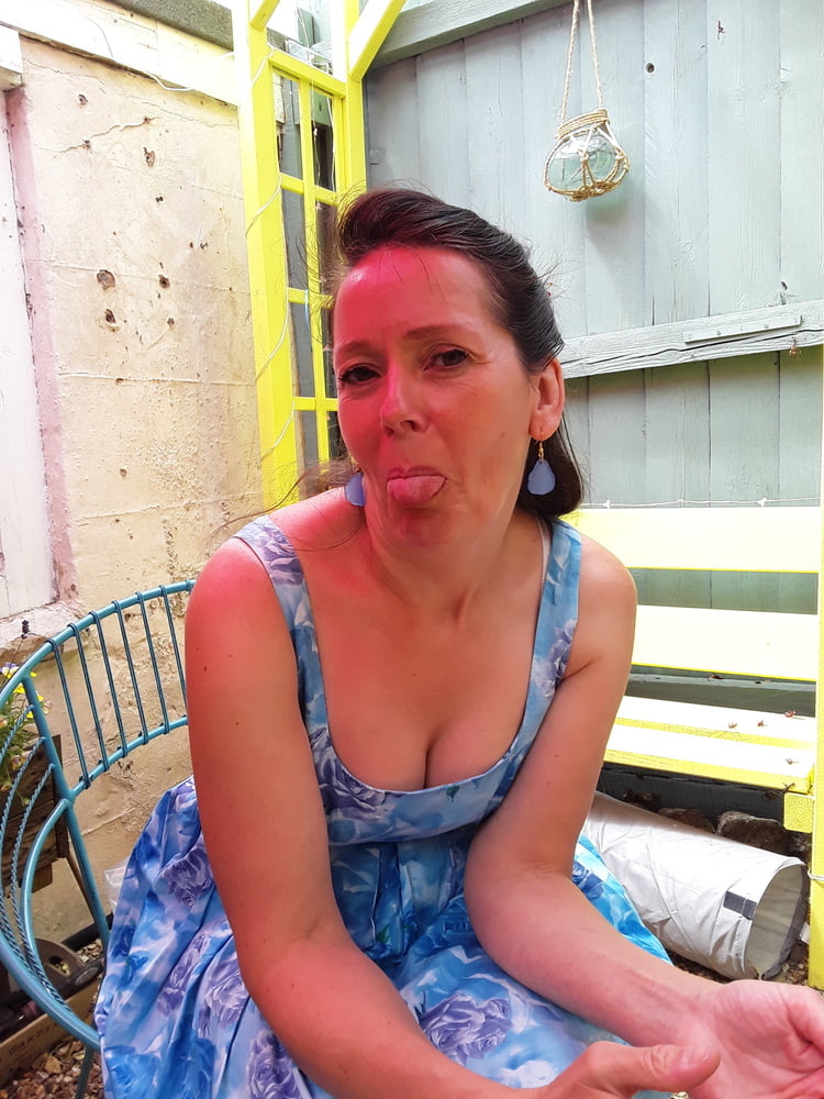 Die Frau in ihrer Levi's Sexiest Jeans.
 #97945933