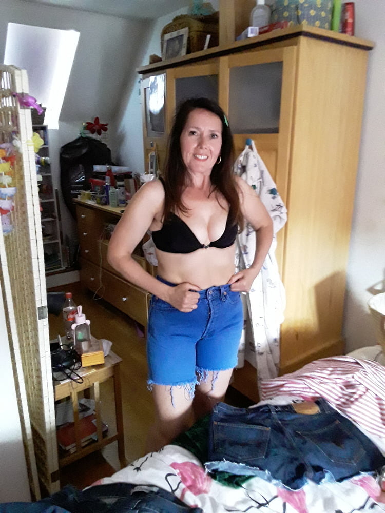 Die Frau in ihrer Levi's Sexiest Jeans.
 #97945936