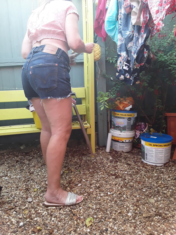 Die Frau in ihrer Levi's Sexiest Jeans.
 #97945942