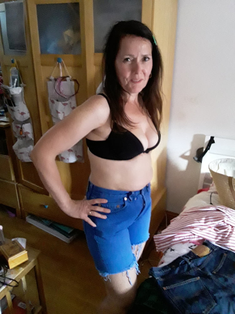 Die Frau in ihrer Levi's Sexiest Jeans.
 #97945949