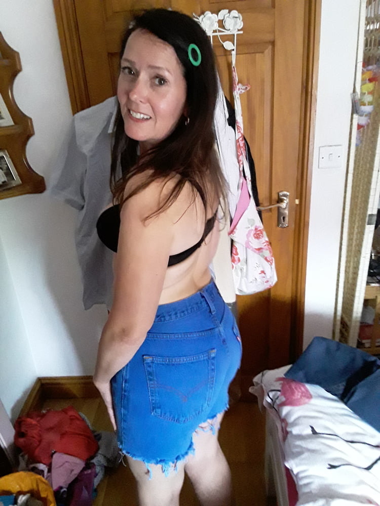 Die Frau in ihrer Levi's Sexiest Jeans.
 #97945960