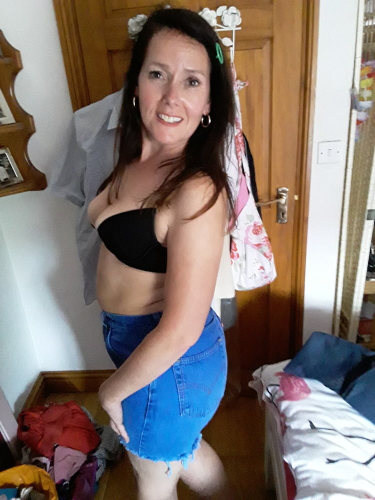 Die Frau in ihrer Levi's Sexiest Jeans.
 #97945963