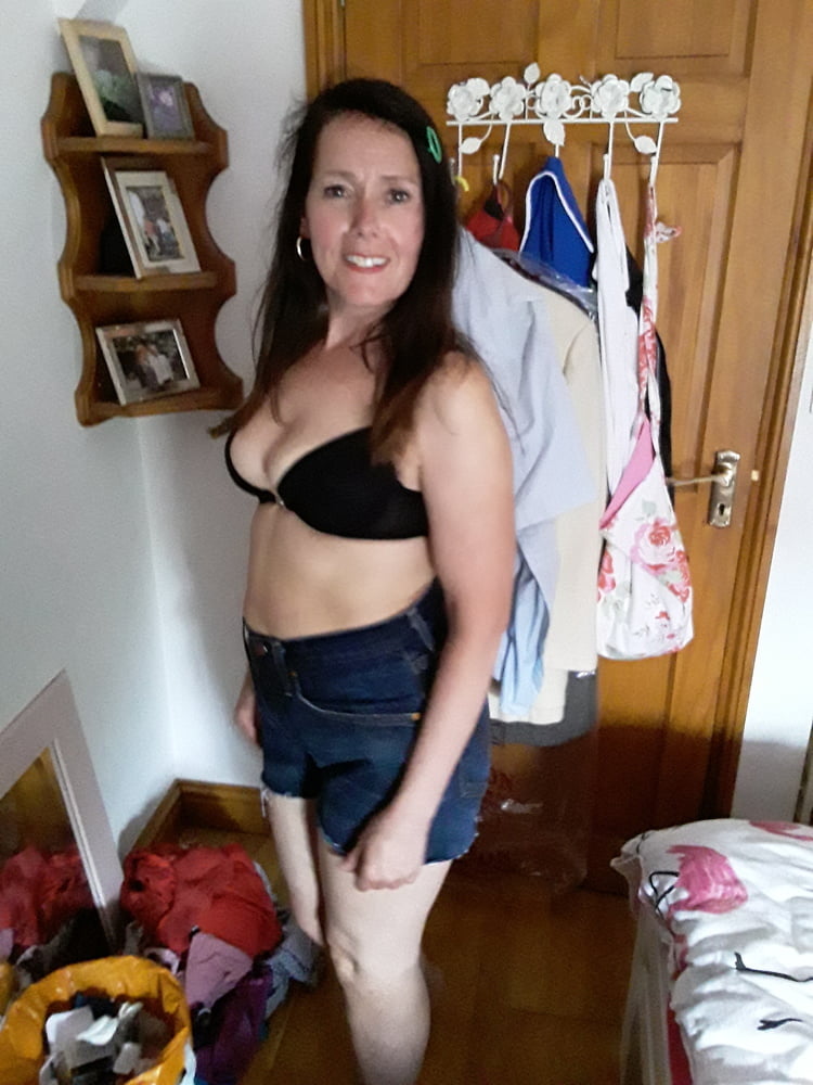 Die Frau in ihrer Levi's Sexiest Jeans.
 #97945986