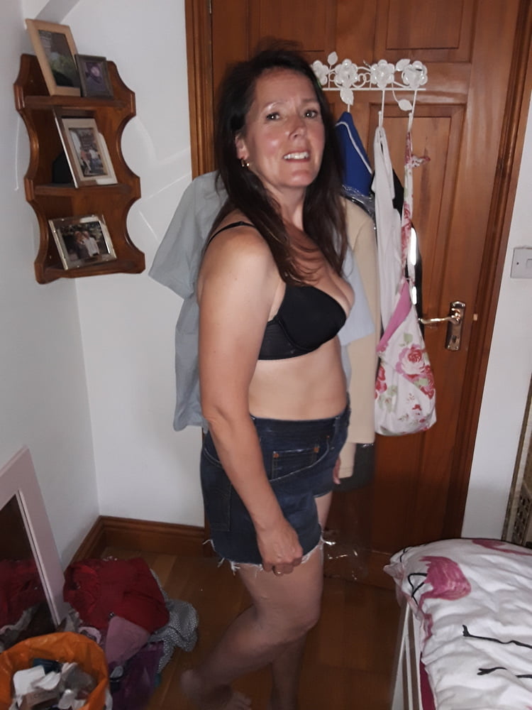 Die Frau in ihrer Levi's Sexiest Jeans.
 #97945989