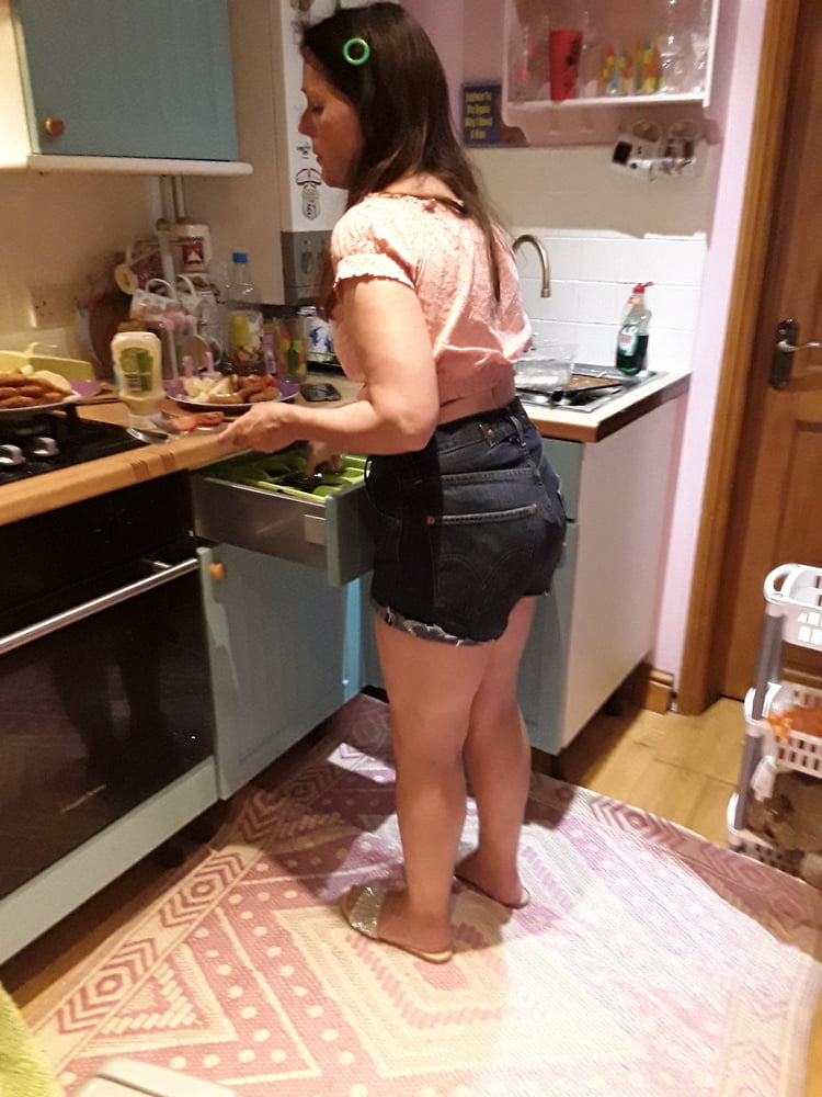 Die Frau in ihrer Levi's Sexiest Jeans.
 #97946063