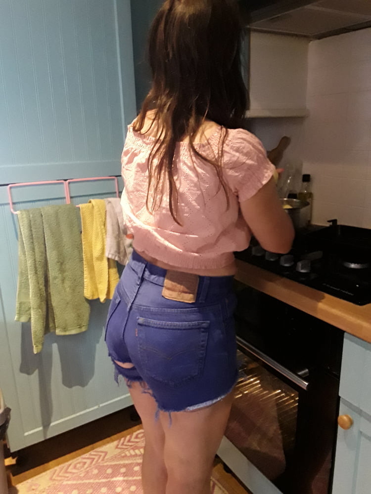 Die Frau in ihrer Levi's Sexiest Jeans.
 #97946090