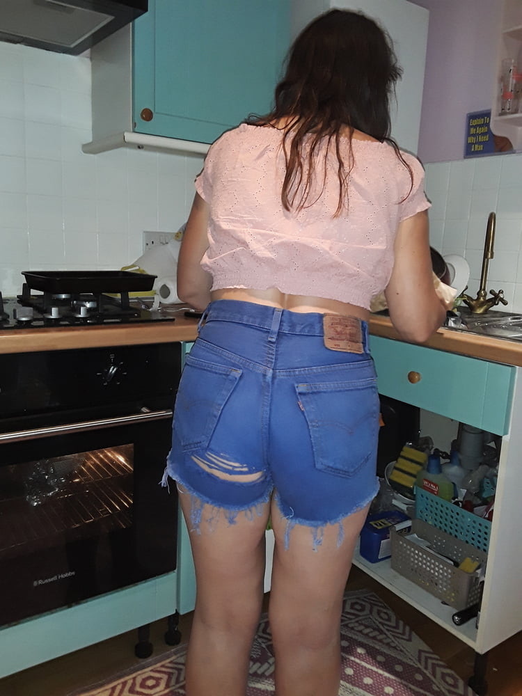 Die Frau in ihrer Levi's Sexiest Jeans.
 #97946101