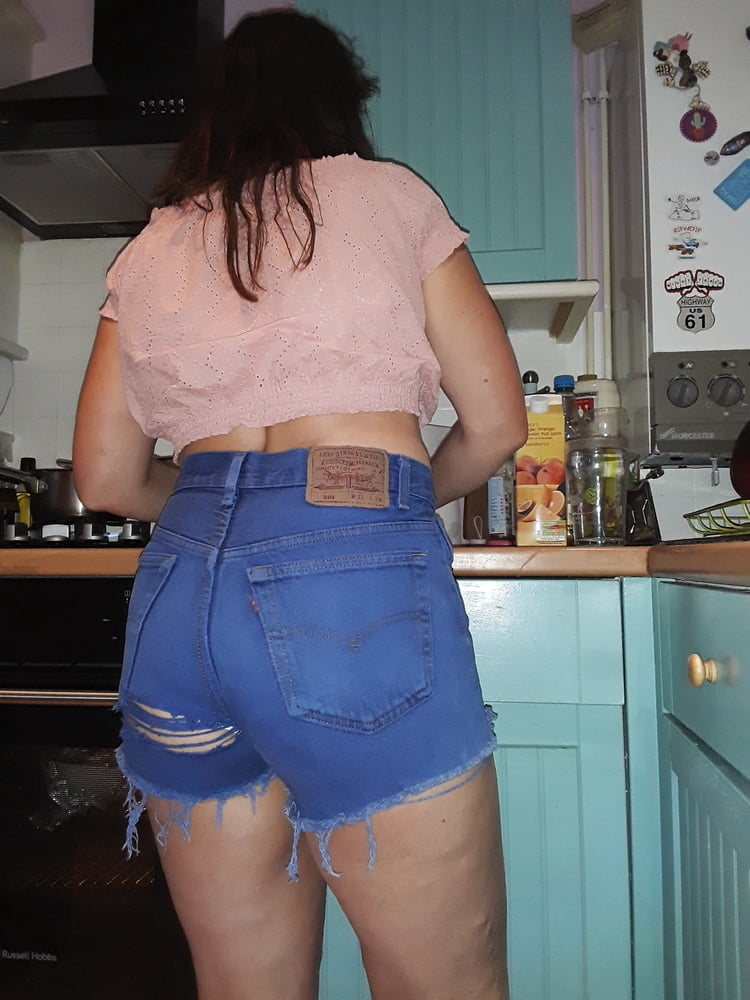 Die Frau in ihrer Levi's Sexiest Jeans.
 #97946125