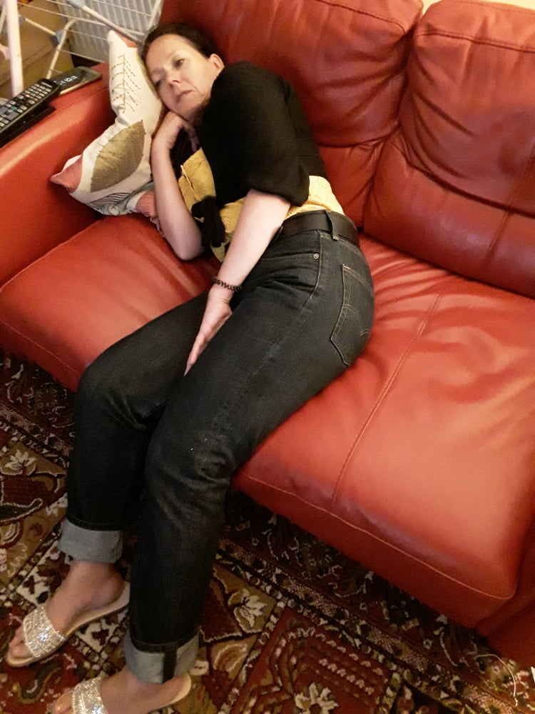 Die Frau in ihrer Levi's Sexiest Jeans.
 #97946134