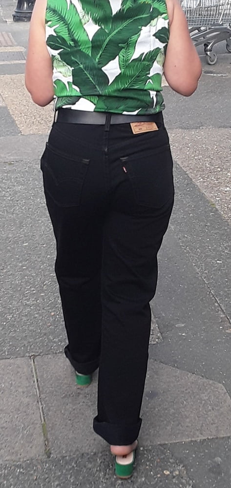 Die Frau in ihrer Levi's Sexiest Jeans.
 #97946137