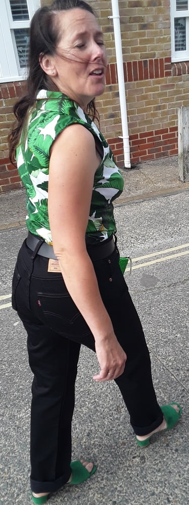 Die Frau in ihrer Levi's Sexiest Jeans.
 #97946143