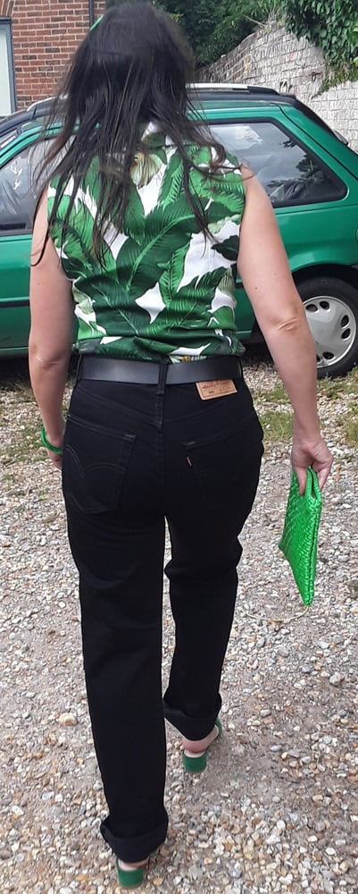 Die Frau in ihrer Levi's Sexiest Jeans.
 #97946152