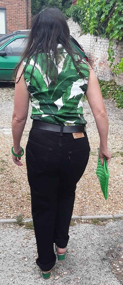 Die Frau in ihrer Levi's Sexiest Jeans.
 #97946155