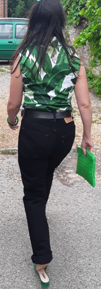 Die Frau in ihrer Levi's Sexiest Jeans.
 #97946157