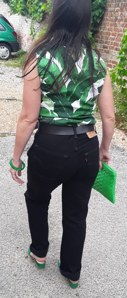 Die Frau in ihrer Levi's Sexiest Jeans.
 #97946160