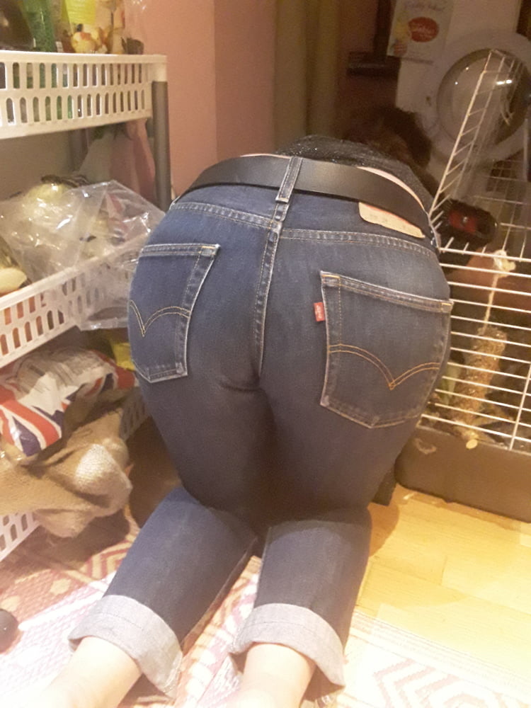 Die Frau in ihrer Levi's Sexiest Jeans.
 #97946169